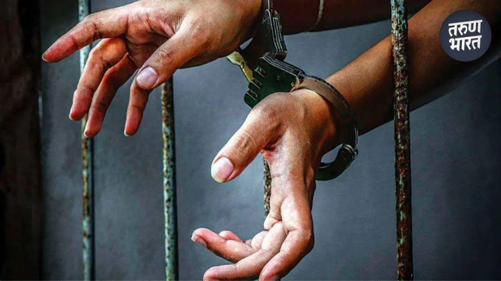 Karveer police detained man who terrorizing residents apartment