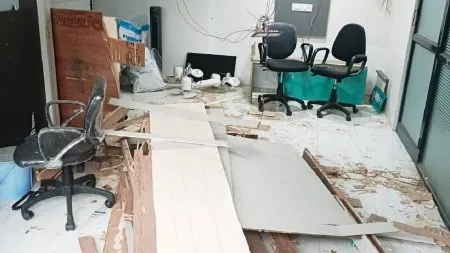 Satara News: भूमिशिल्प कार्यालयातील फर्निचरचे नुकसान, रोख रक्कम चोरली A case registered at Satara City Police Station for stealing cash