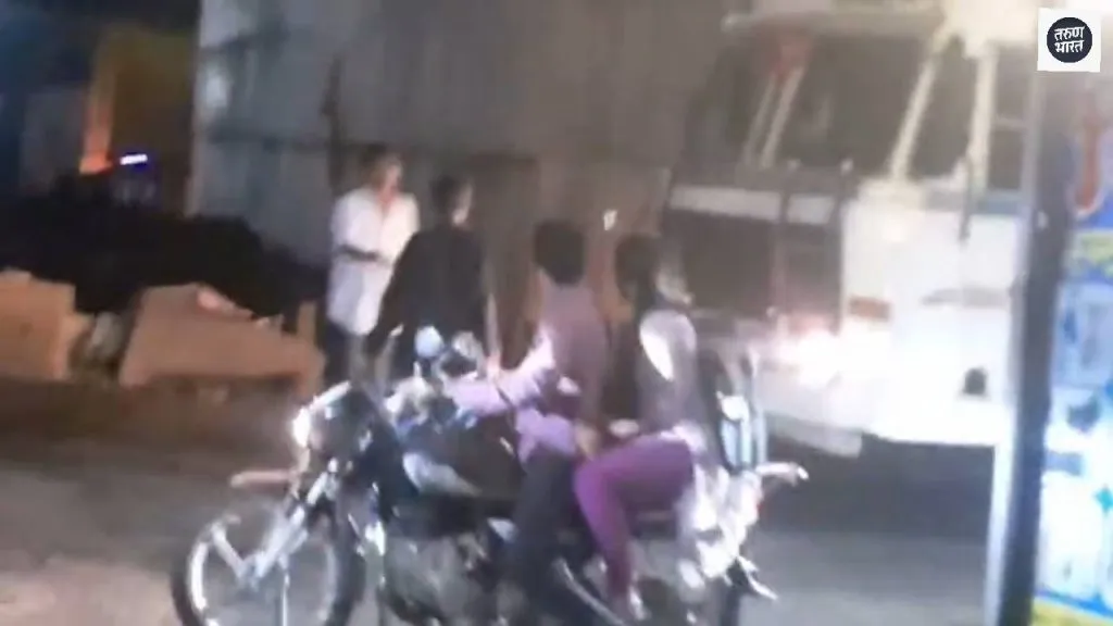 Karad News: दारूच्या नशेत टोळक्यांची धावत्या वाहनांवर दगडफेक, CCTV फुटेज व्हायरल Three drunken men created panic Kolhapur checkpoint in night