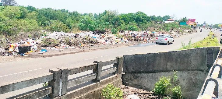 शहराच्या प्रवेशद्वारात कचऱ्याचे ढिग आले रस्त्यावर Garbage Piles Spilled onto the Road at the City Entrance
