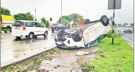 पावसाच्या पाण्यामुळे भुईंज येथे महामार्गावर कार पलटी Due to rainwater, a car overturned on the highway at Bhuiyaj