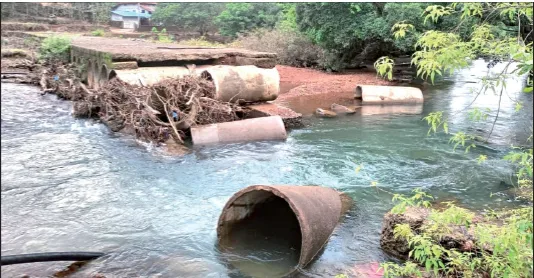 बुरोंडी नदीवरील ‘कॉजवे’ला दुरुस्तीची प्रतीक्षा Waiting for repairs to the causeway over the Burondi River