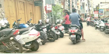 वाहतूक कोंडीवर उपाय अनेक पण करणार कोण Many solutions for traffic congestion, but who will implement them?