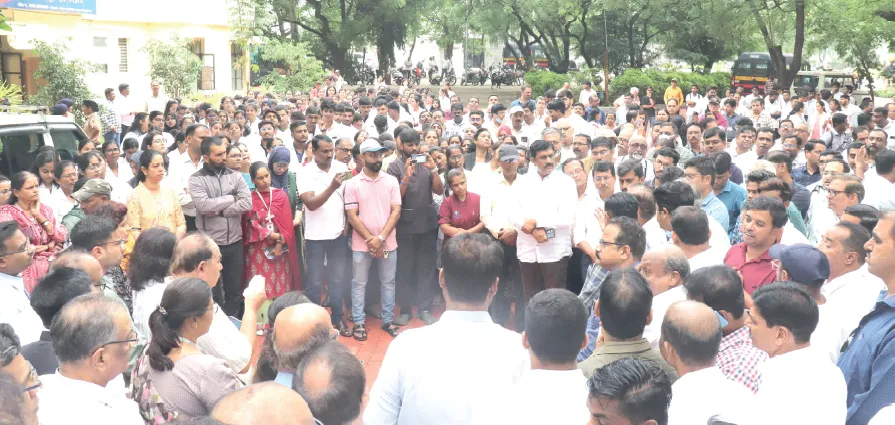 तोडफोडप्रकरणी संतप्त डॉक्टरांचा मूकमोर्चा Angry doctors' silent march over vandalism incident