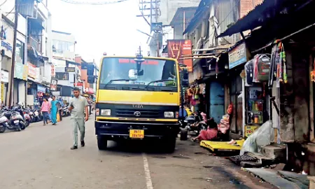 ‘अतिक्रमण हटाव’ची गाडी नो हॉकर्स झोनमध्ये तळ ठोकून The anti-encroachment vehicle is stationed in the No Hawkers Zone