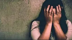 अश्लिल व्हिडिओव्दारे धमकावून विद्यार्थी डॉक्टरकडून बलात्कार Student doctor raped after threatening her with pornographic video