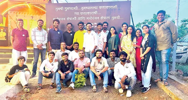 ओळख: एका भावविश्वात रंगला कलाकार मेळावा Identity: An artists’ gathering immersed in an emotional world.