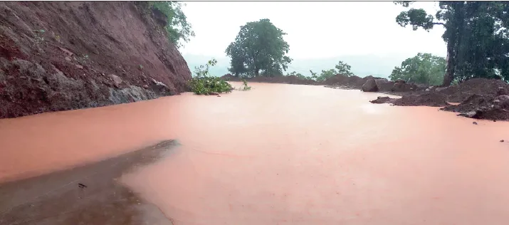 महामार्गाच्या अर्धवट कामामुळे प्रशासनाची धावपळ Due to the incomplete highway work, the administration was in a rush