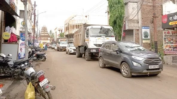तासगांवात अपुऱ्या पोलिसांमुळे वाहतूक कोंडी Traffic congestion in Tasgaon due to insufficient police presence
