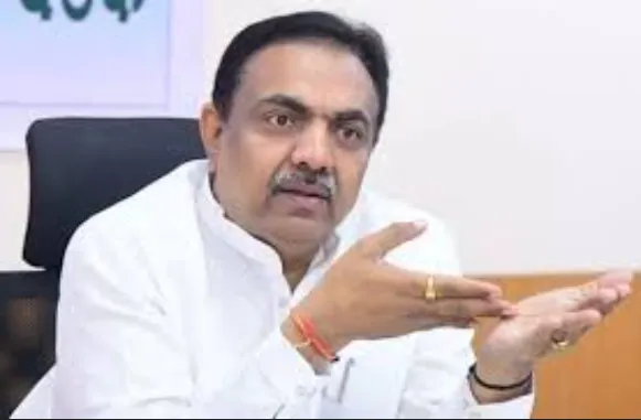 आरोप करून जेरीस आणून पक्षात घ्यायचे ही नवी पद्धत The new tactic is to wear someone down with allegations and then induct them into the party