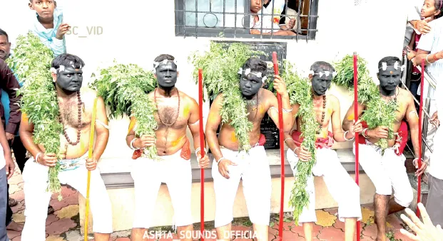 आष्ट्यात अलोट गर्दीत रंगला पिसांचा खेळ The Pesa game was celebrated amidst a huge crowd in Asht