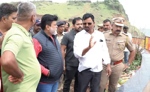 रत्नदुर्ग सनसेट पाॅईंटवरून तरुणी खाली पडल्याने खळबळ Commotion after a young woman falls from Ratnadurg Sunset Point