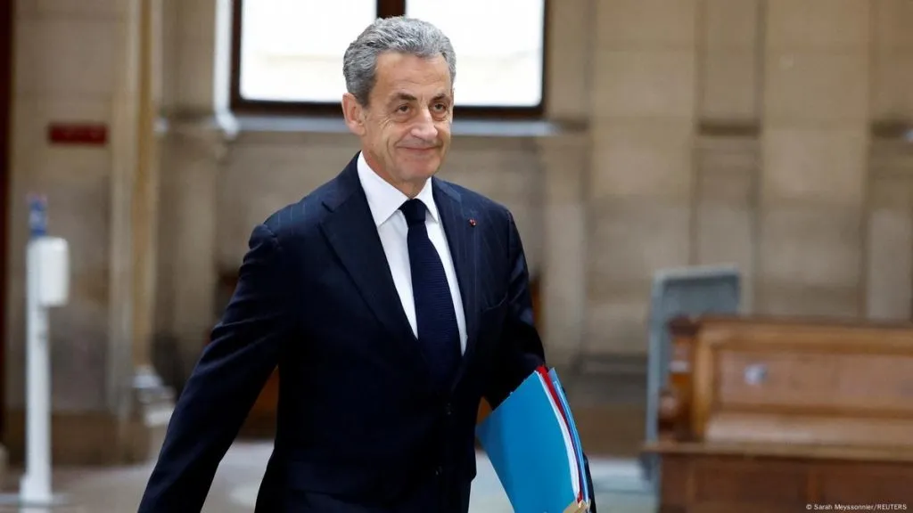 Former French president loses highest honor