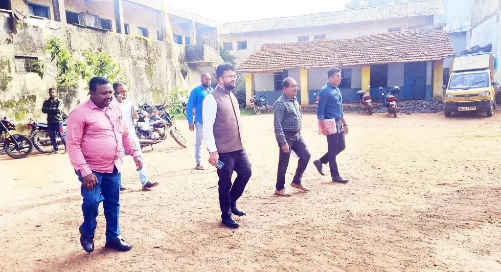 ZP CEO's inspection visit to Khanapur