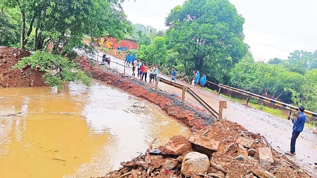 Repair of alternative bridge over the river at Kusmali