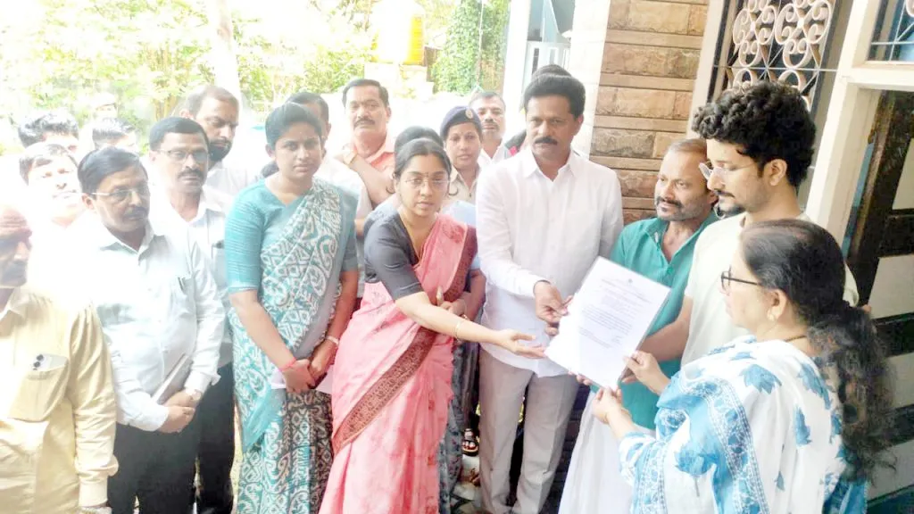 चेंगराचेंगरीत मृत्यू झालेल्या महिलेच्या कुटुंबीयांना दिला 25 लाखाचा धनादेश A cheque of Rs 25 lakh was given to the family of the woman who died in the stampede.