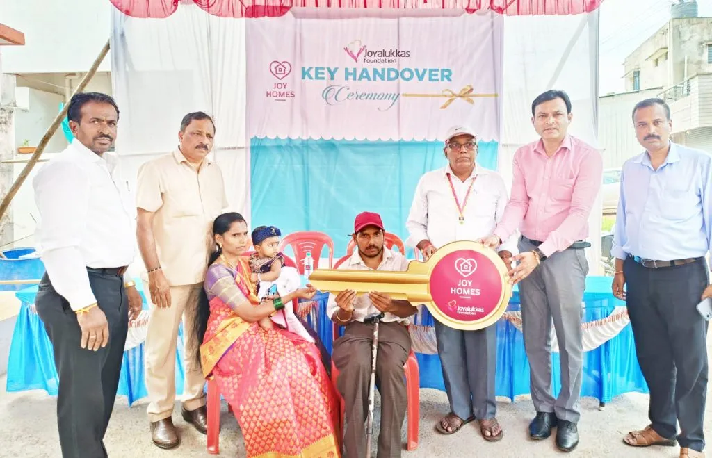 जॉय आलुक्कासतर्फे दिव्यांग लाभार्थीला घर Joy Alukkas provides house to disabled beneficiary
