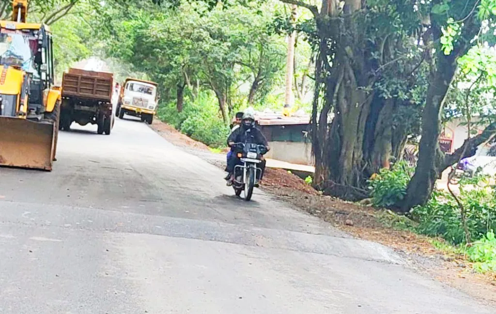 झुंजवाड रस्त्यावरील गतिरोधक बनला धोकादायक Speed bumps on Jhunjwad road become dangerous