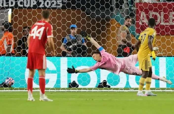 Bayern Munich advances to the knockout stages