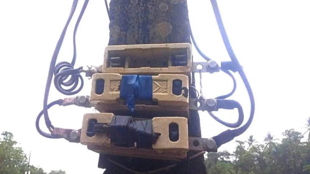 मळेवाड येथील विद्युत पोलवरील तुटलेल्या फ्युजला काठीचा आधार