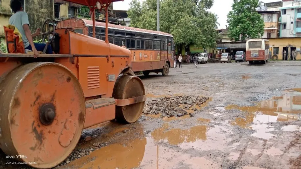 सावंतवाडी बसस्थानकावरील खड्डे बुजविण्यास प्रारंभ