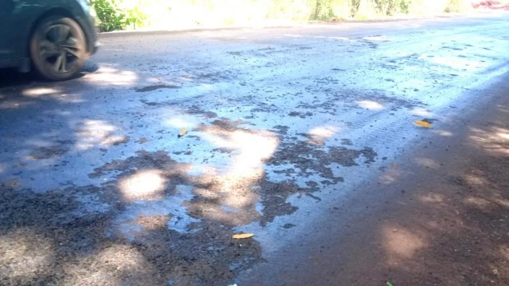 मळेवाड जंक्शन येथील धोकादायक रस्त्यामुळे अपघाताची शक्यता