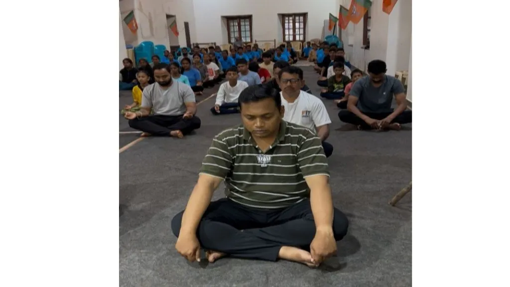 योग शिबिरात युवानेते संदिप गावडेंचा सहभाग