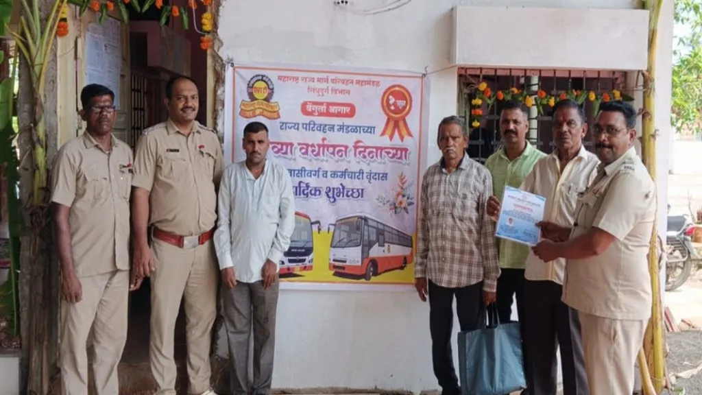 वेंगुर्ले आगारातील उत्कृष्ट प्रवासी सेवा देणाऱ्या 35 कर्मचाऱ्यांचा गौरव