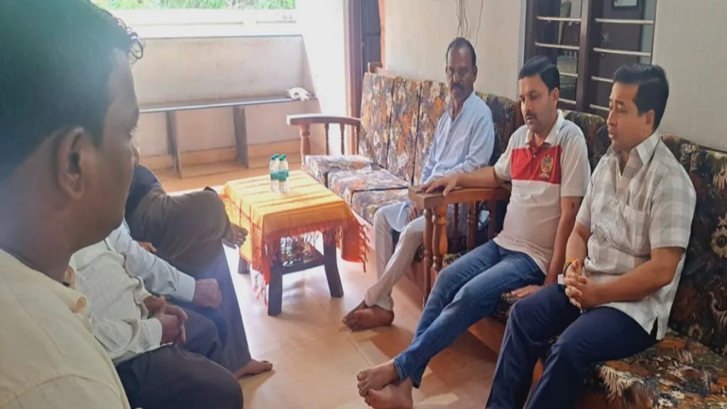 पालकमंत्री नितेश राणेंनी केले मनिष दळवींचे सांत्वन