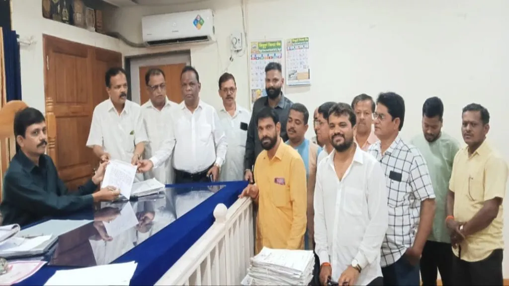 शेतकऱ्यांच्या नुकसानीचे पंचनामे करून भरपाई मिळावी