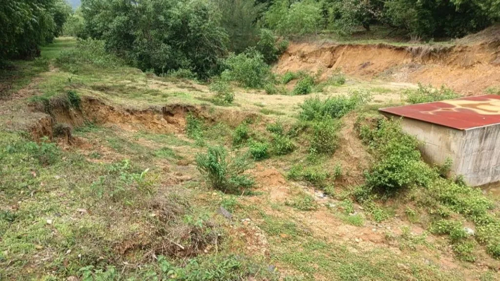 पाडलोसमध्ये कालव्याचा भाग खचतोय