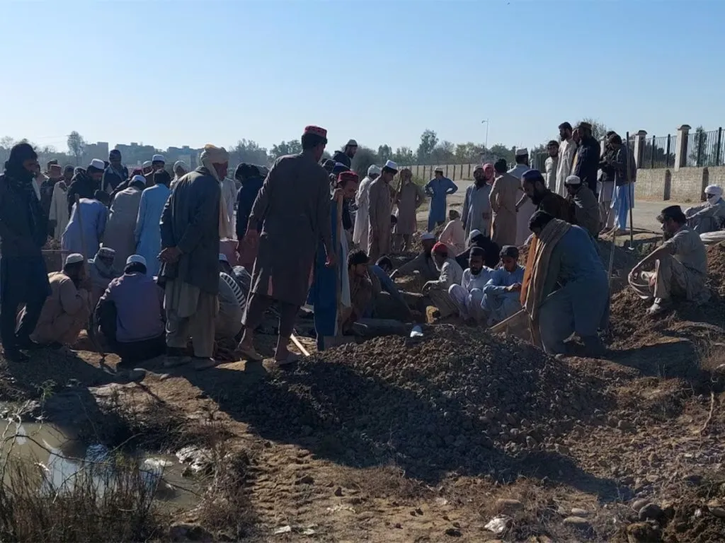 13 soldiers killed in suicide bomb attack in Pakistan