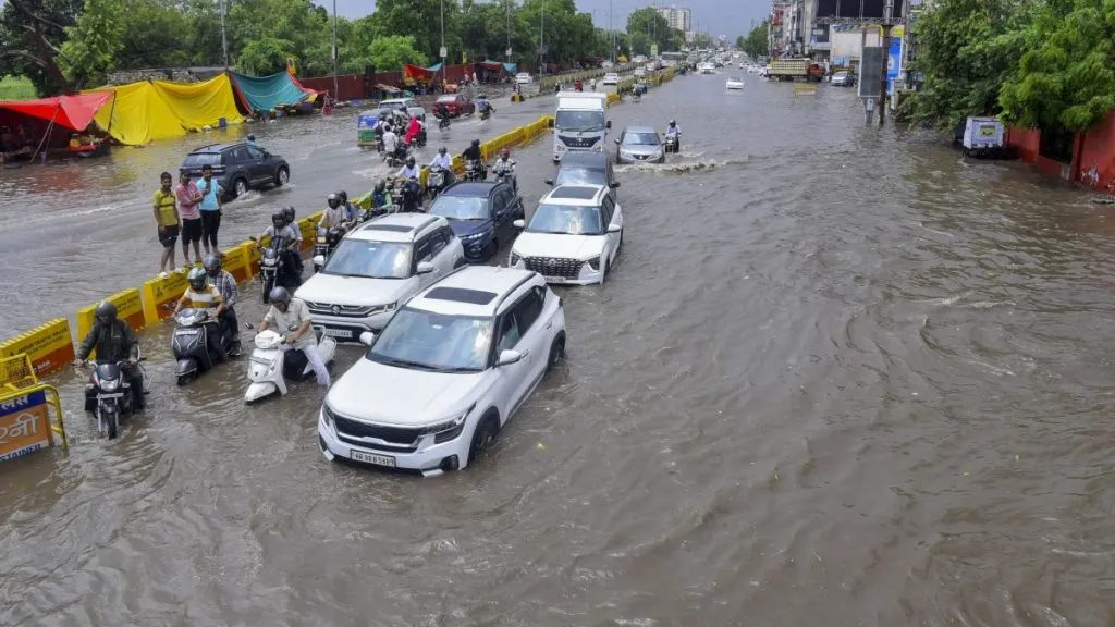 राजस्थानात महामार्गावर महापुराचे पाणी Flood water on highway in Rajasthan