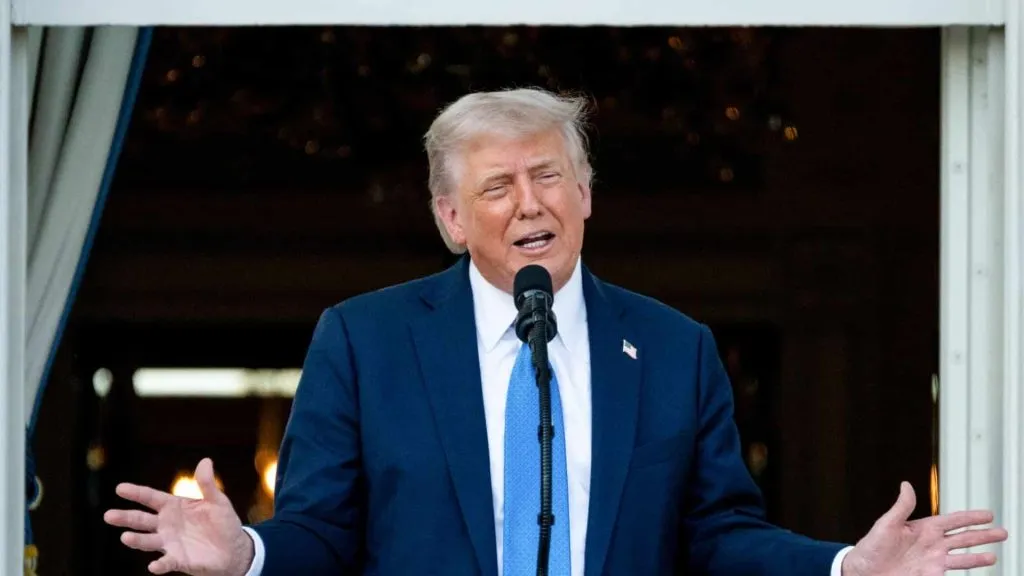 बारा देशांच्या नागरीकांना अमेरिकाबंदी US bans citizens of twelve countries