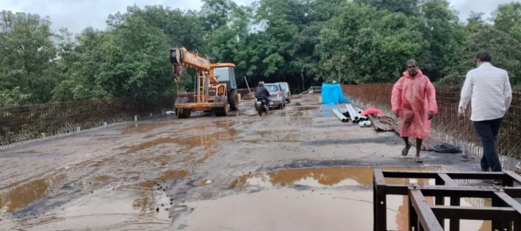 पुलावरून वाहतूक सुरू; मात्र धोक्याची शक्यता Traffic resumes on bridge; but there is a risk of danger