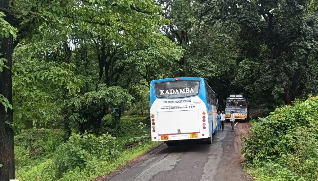 Traffic on Jamboti-Khanapur road stopped for an hour