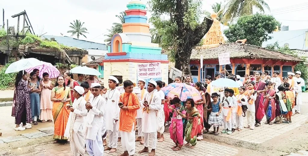 नंदगड संत मेलगे शालेय विद्यार्थ्यांकडून देंडी सोहळा उत्साहात Nandgad Sant Melage School students celebrate the Dandi ceremony with enthusiasm