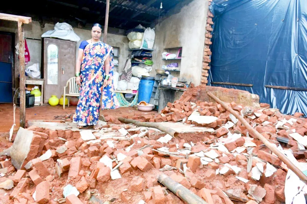 तुरमुरी आंबेडकरनगर येथे घर कोसळले House collapsed in Turmuri Ambedkarnagar
