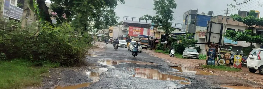 The plight of the entrance road to Khanapur city