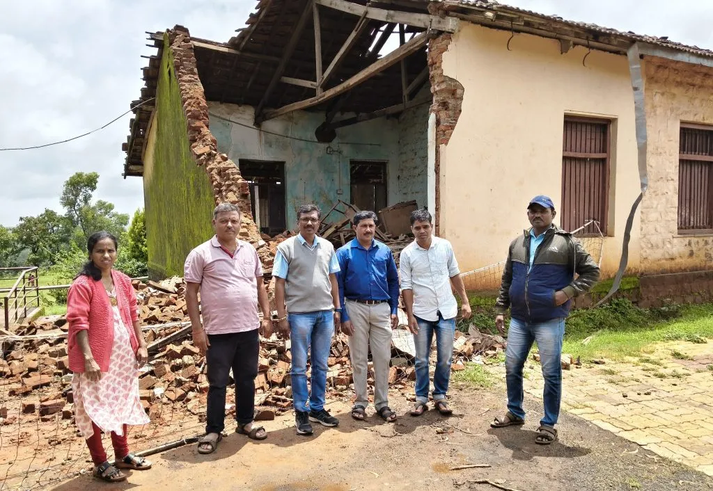 जांबोटी उच्च प्राथमिक मराठी शाळेची वर्गखोली पावसामुळे कोसळली Jamboti Upper Primary Marathi School classroom collapsed due to rain