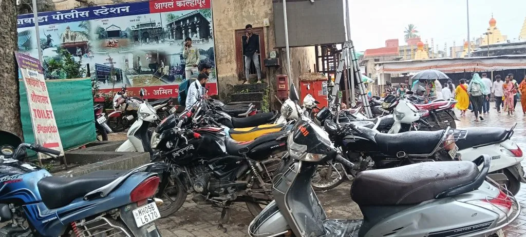 अंबाबाई मंदिर परिसरात हवी वाहतुकीला शिस्त Traffic discipline needed around Ambabai temple area