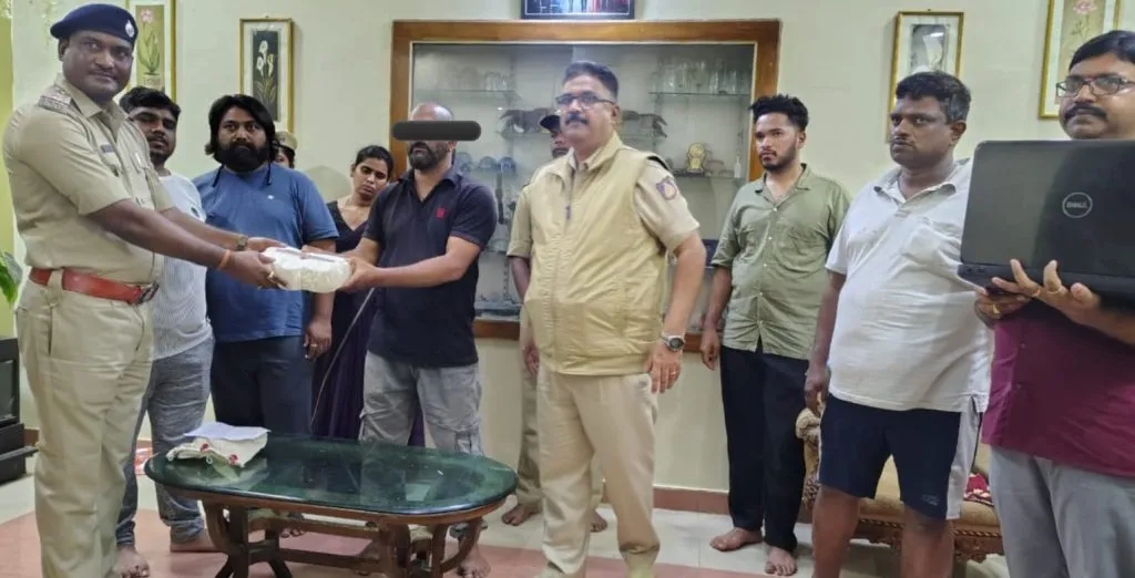 तिघाजणांच्या आत्महत्येप्रकरणी तीन संशयितांना अटक Three suspects arrested in connection with the suicide of three people