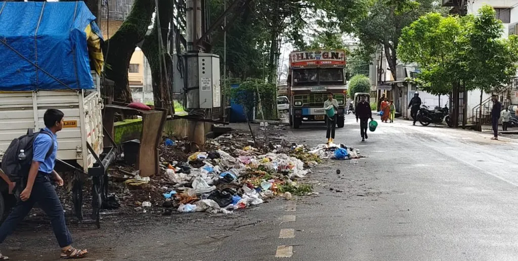 Please pick up the garbage in front of Sambhaji Park.
