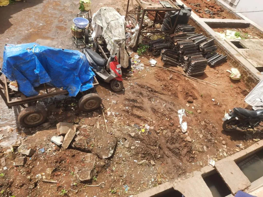Citizens suffer due to incomplete sewer work in Vairav Peth