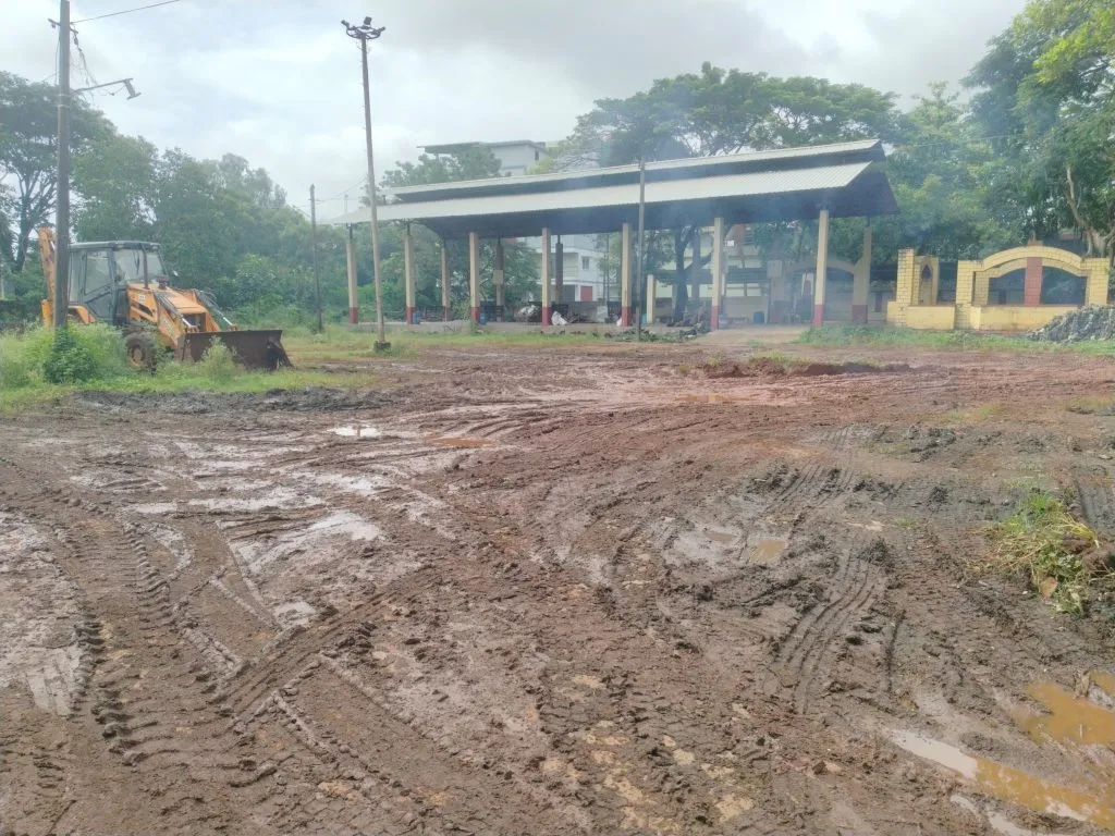 सदाशिवनगर स्मशानभूमी बनली अडगळीचे ठिकाण Sadashivnagar crematorium becomes a bottleneck