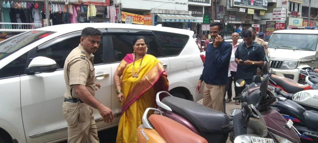 Deputy Chief Minister's wife goes shopping in Satara