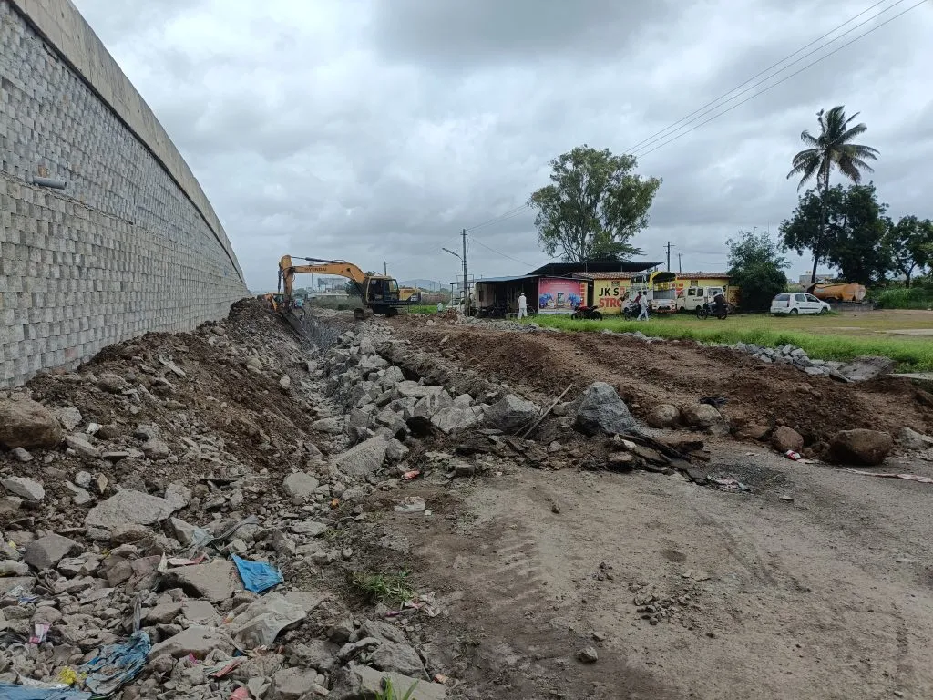 सेवा रस्त्यांची दुर्दशा, अपघातांचा धोका Poor condition of service roads, risk of accidents