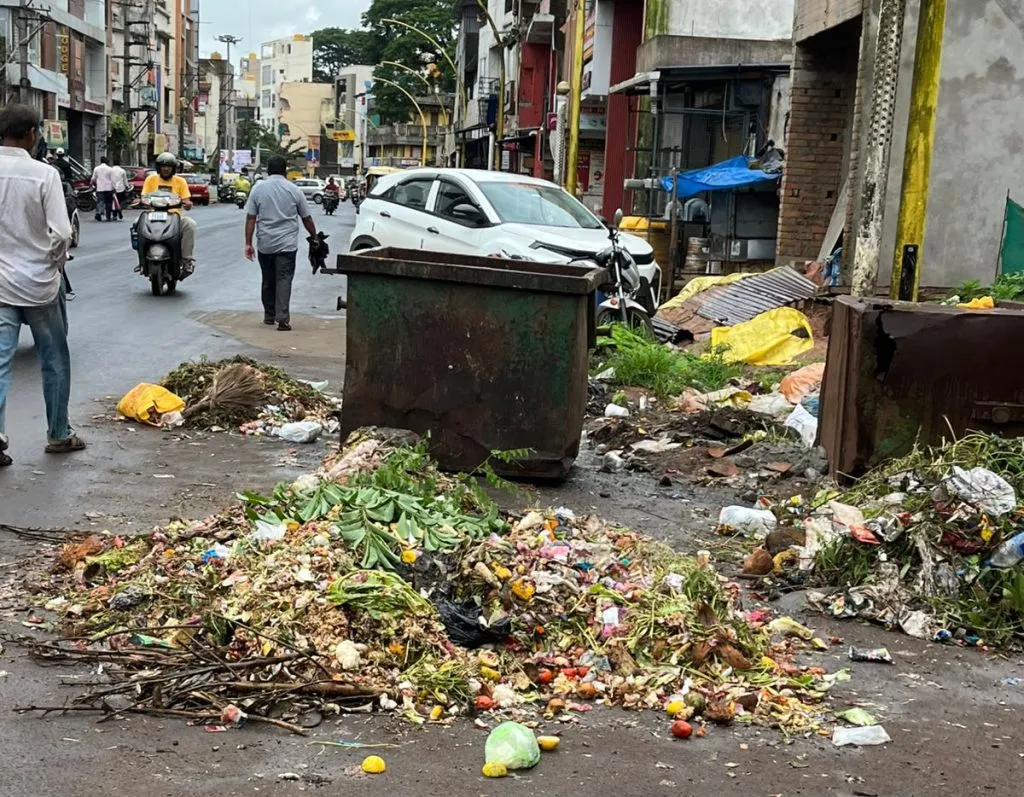 स्टेशन रोडवर डस्टबीनऐवजी रस्त्यावर कचरा Garbage on the road instead of dustbins on Station Road