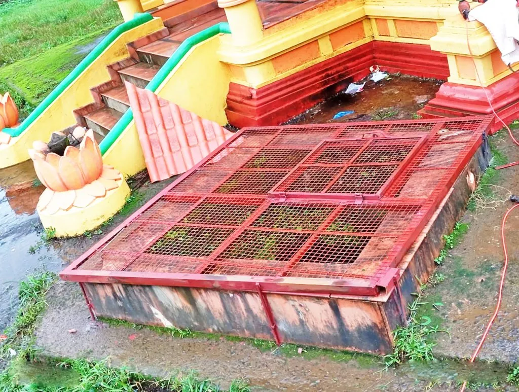 चिगुळे ग्रामस्थांनी जलकुंडाला बसविली लोखंडी जाळी Chigule villagers installed iron grating on the water tank