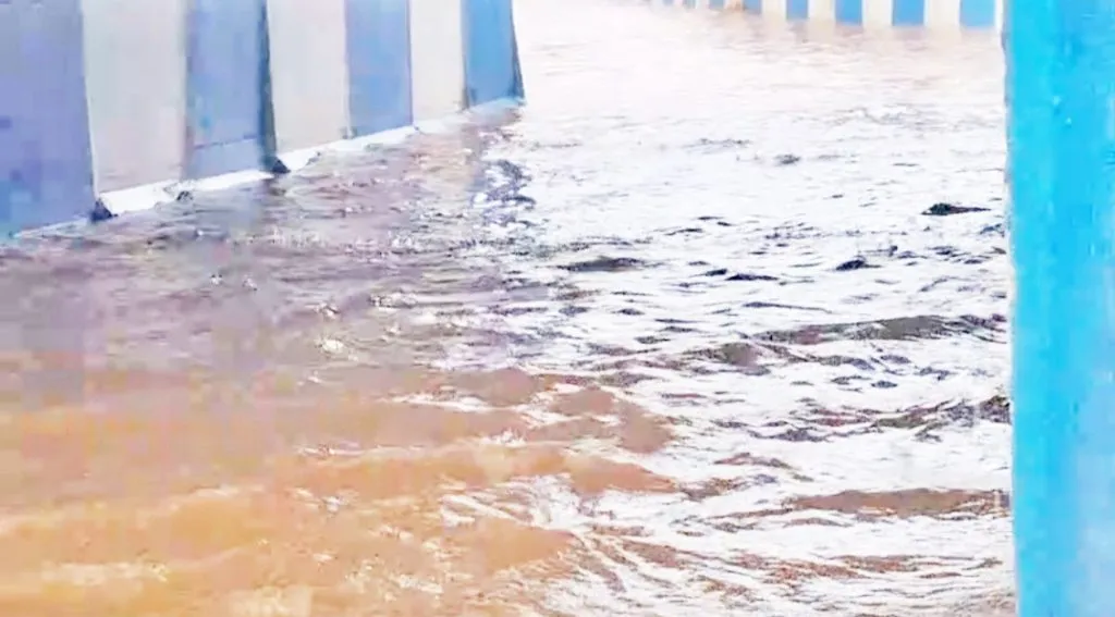 Traffic stopped due to waterlogging on Manturga subway